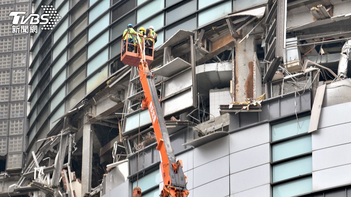 台中新光三越氣爆，建築結構嚴重受損。（圖／胡瑞麒攝）