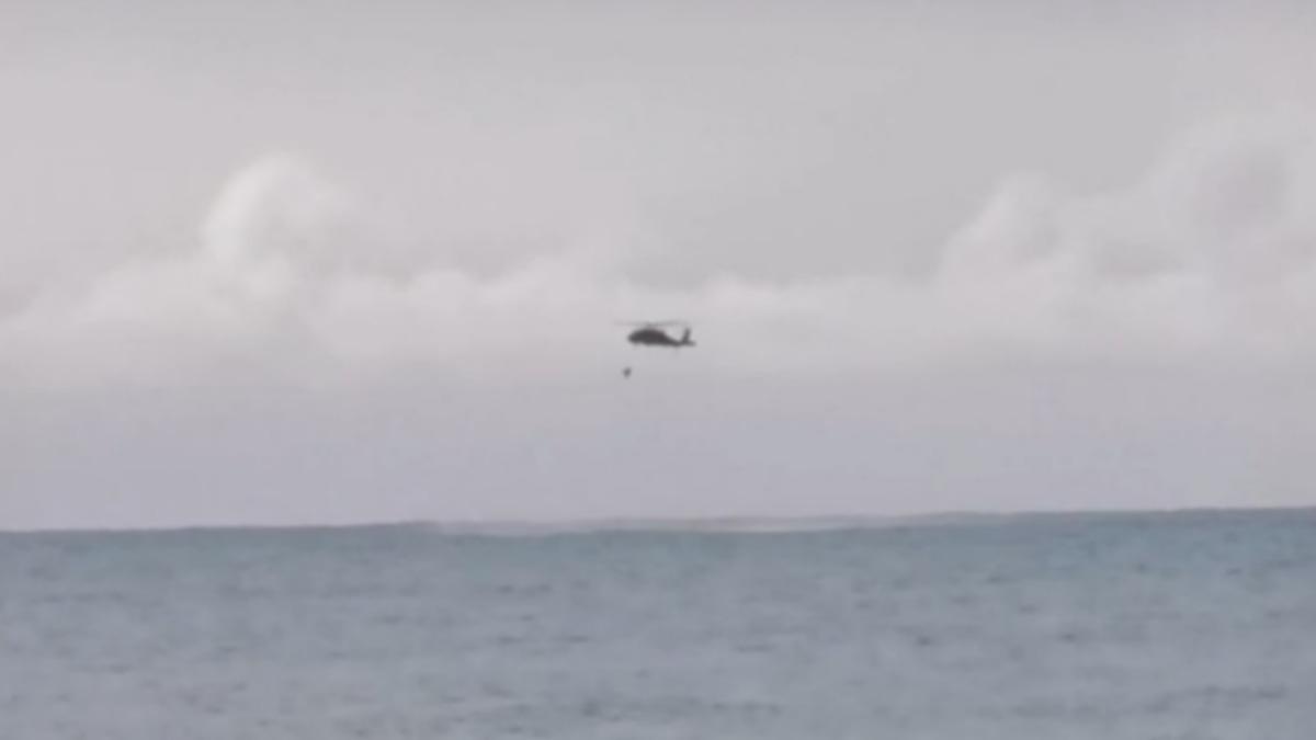 空軍一架勇鷹雙座教練機台東外海失事，飛行員跳傘逃生。（圖／民眾提供）