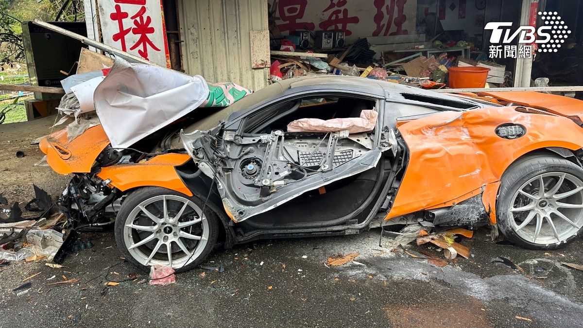 麥拉倫跑車整輛嚴重毀爛。（圖／TVBS）