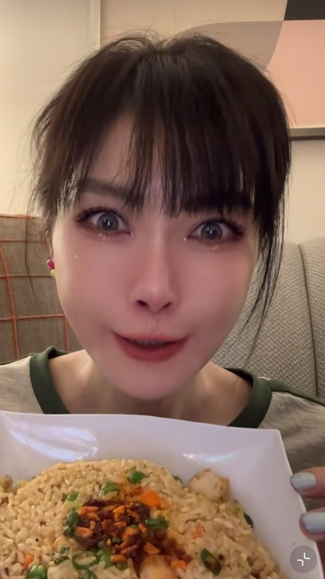 謝金燕曬出比臉還大的炒飯，笑說細嚼慢嚥是飲食重點。（圖／翻攝自謝金燕小紅書）