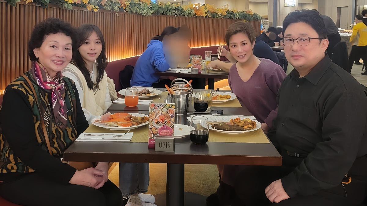 小彤日前與婆婆、女兒和老公聚餐。（圖／馬可孛羅公關提供）