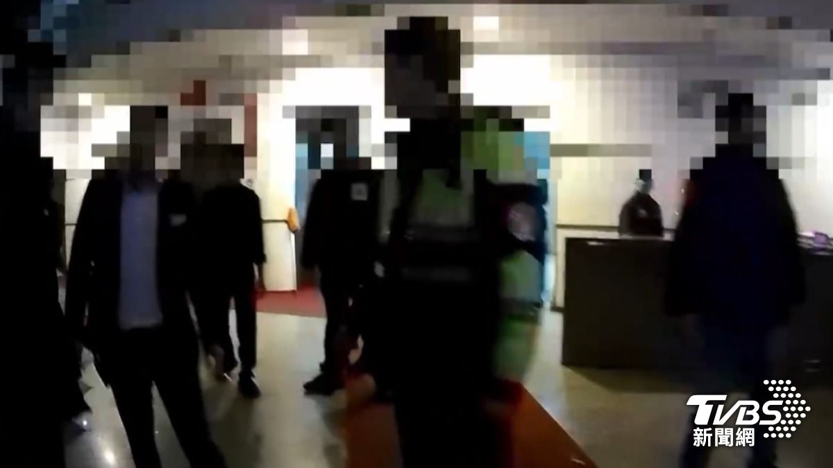 警方到場時現場僅剩4人。（圖／TVBS）