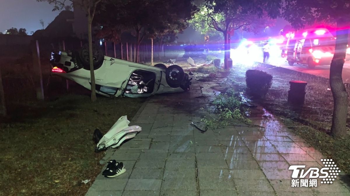 4人連人帶車自撞路燈又撞斷一旁路樹，車輛翻覆滑行將近50公尺後停下。（圖／TVBS）