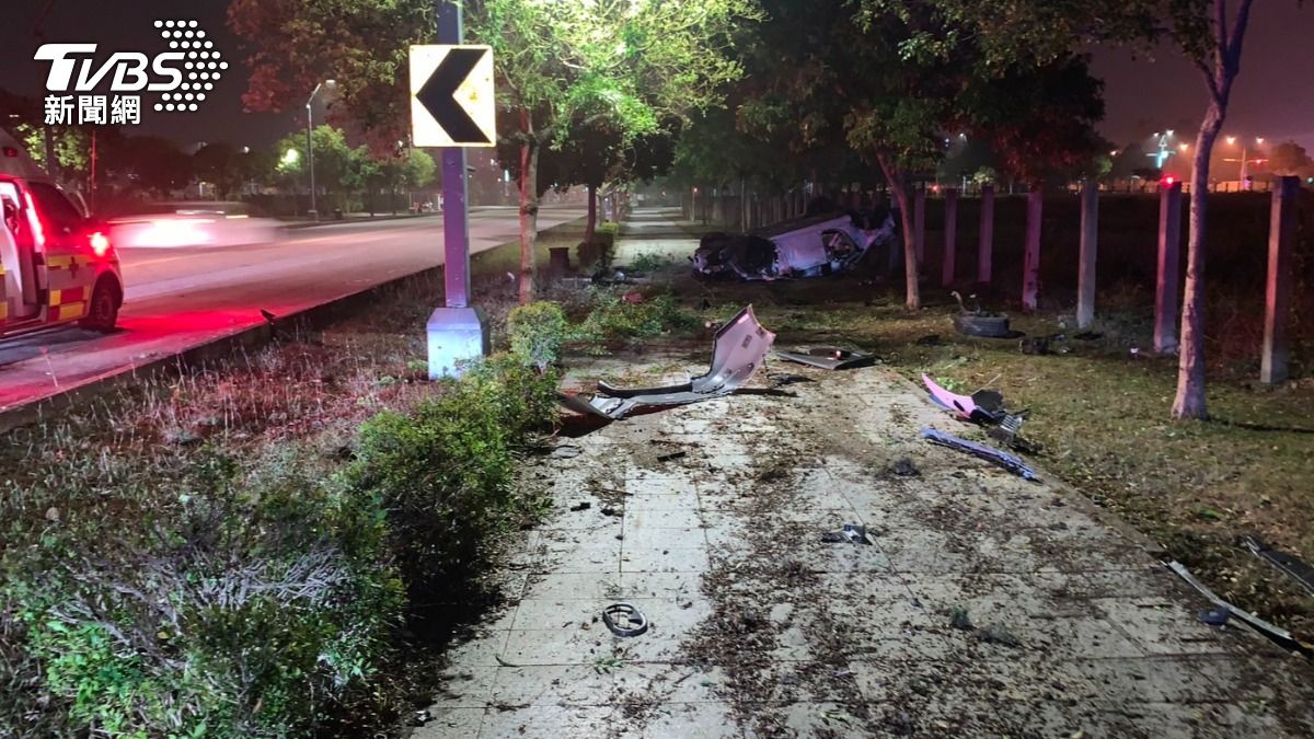 零件噴飛散落一地。（圖／TVBS）