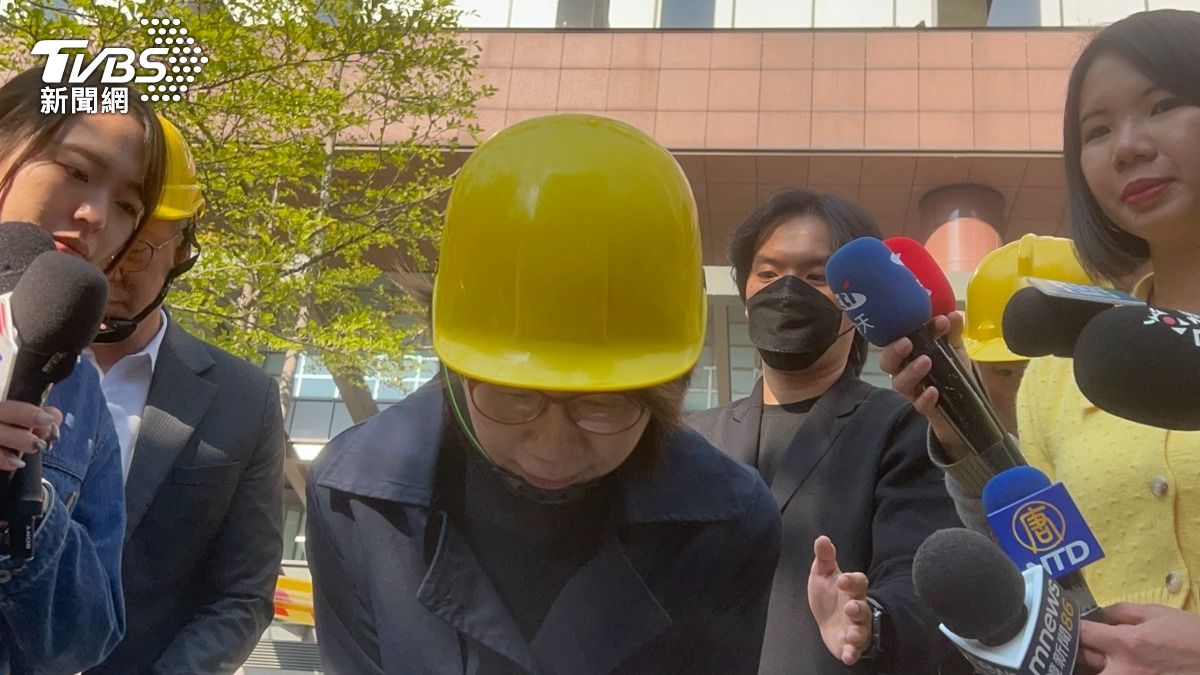 新光三越本部長曹美虹持續出面說明最新進度，並感謝外界幫助。（圖／林冠丞攝）