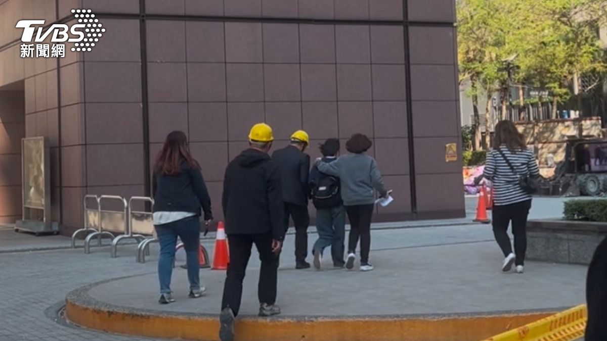 姜姓樓管二姊心疼受傷的弟弟，盼望外界勿過度打擾。（圖／林冠丞攝）