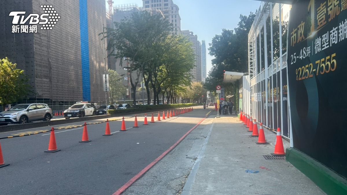 收到氣爆事件影響，平常總是擠滿要進入百貨公司停車的市政北七路，週末暢通無阻。（圖／林冠丞攝）