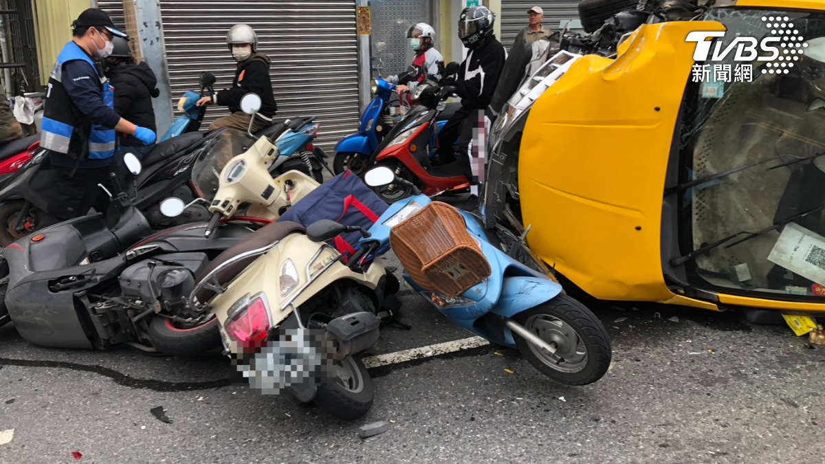 計程車失控追撞現場曝光。（圖／TVBS）