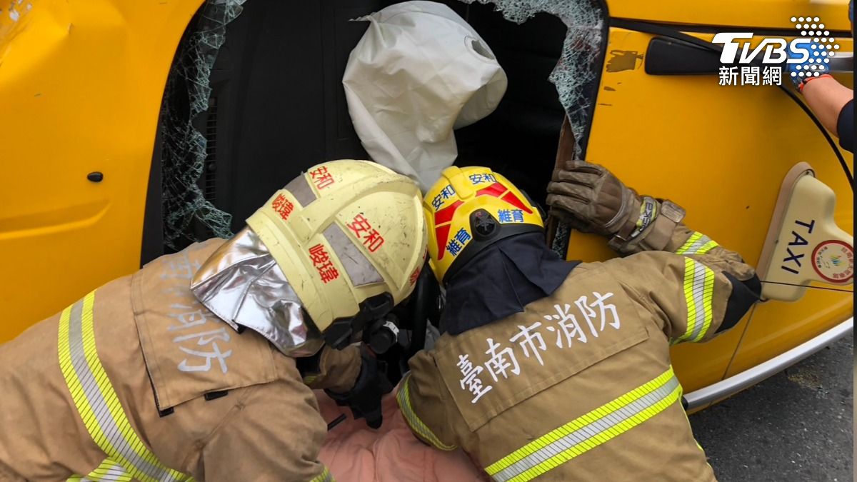 警消使用破壞機具將駕駛救出。（圖／TVBS）