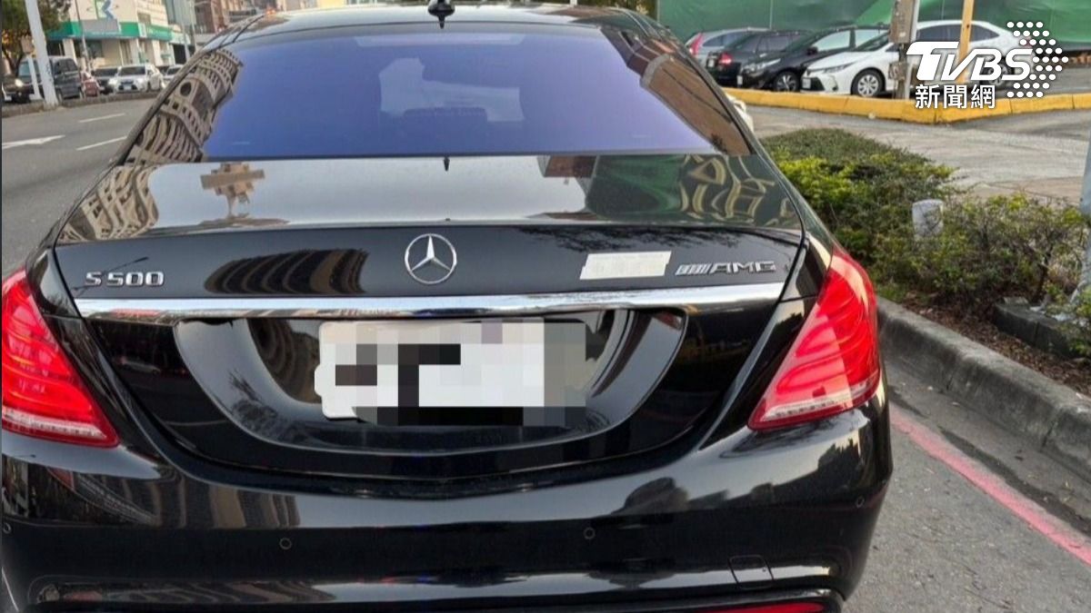 高雄某私校董事長開賓士豪車、懸掛假車牌遭警方攔檢。（圖／TVBS）