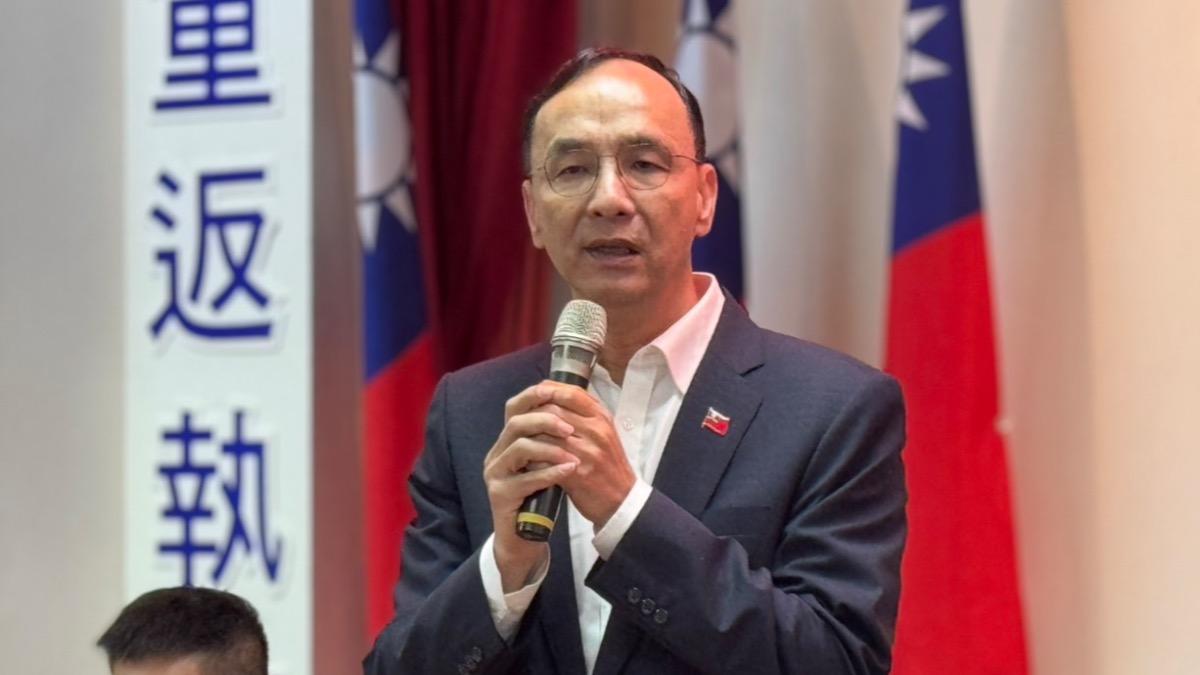 柯爸病逝，國民黨主席朱立倫向柯文哲與其家屬致意。（圖／國民黨提供）