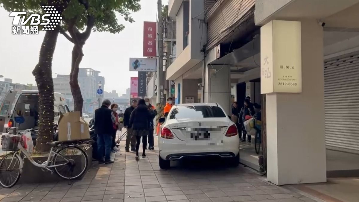 賓士車衝上人行道，造成3人受傷。（圖／TVBS）
