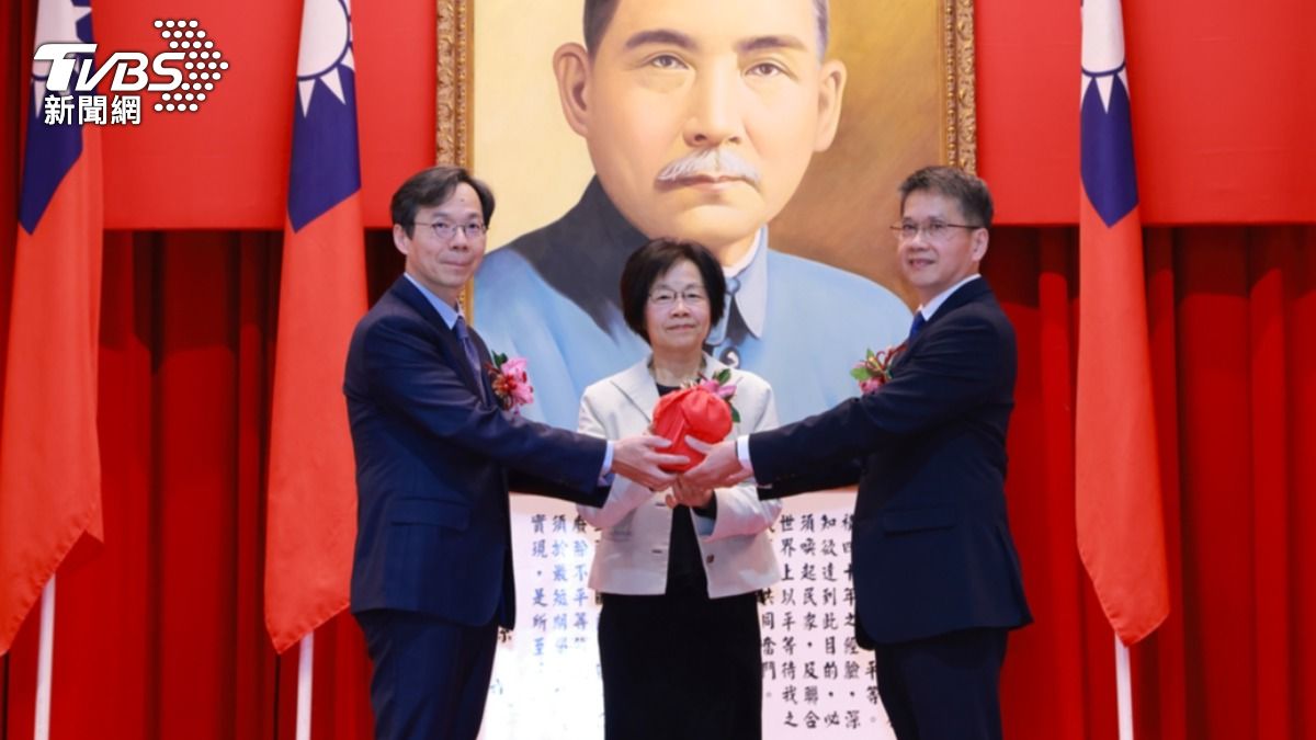 台北地院舉辦院長交接典禮，代理院長黃柄縉（左）將印信交新任院長何信慶（右），圖中為高等法院院長高金枝。（圖／TVBS）