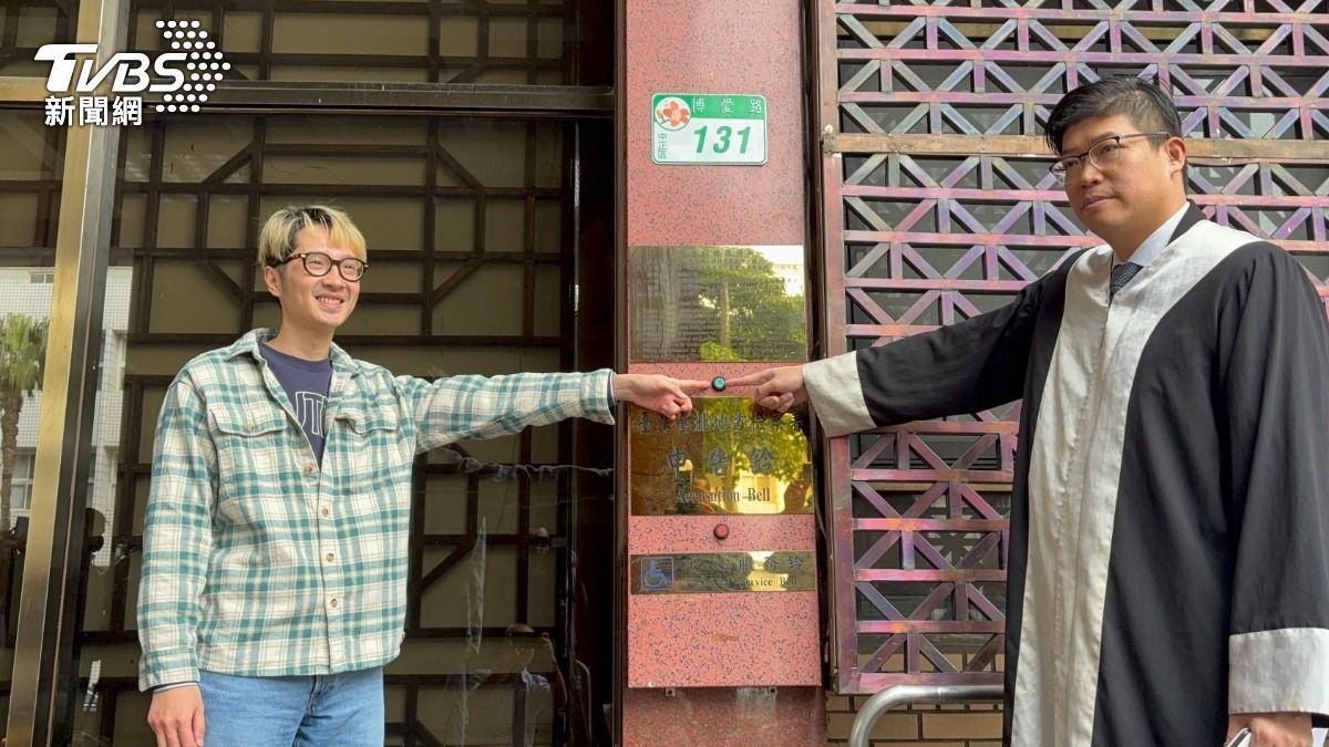 溫朗東14日在律師詹晉鑒陪同下，向北檢告發傅崐萁涉犯《反滲透法》等罪。（圖／潘千詩攝）