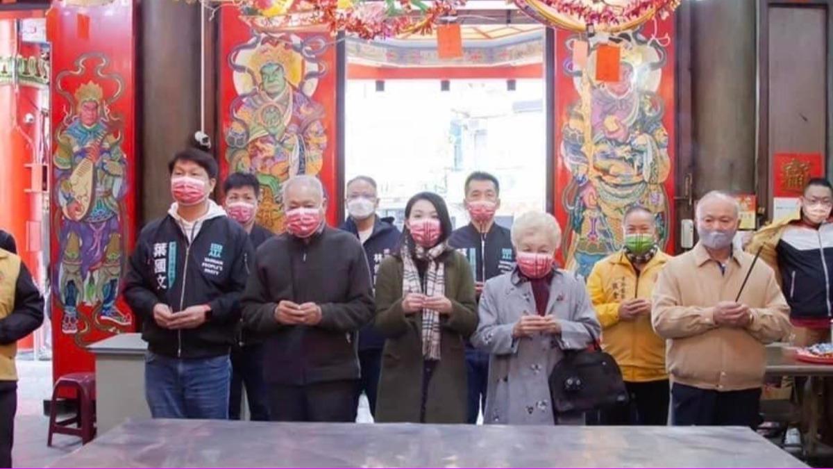 高虹安（左3）發文哀悼柯文哲爸爸柯承發（左2）。（圖／翻攝自高虹安臉書）