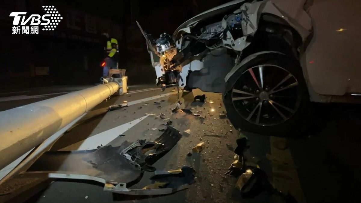 小轎車失控撞斷電線桿，車頭全撞爛。（圖／TVBS）