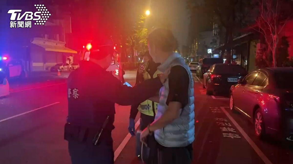 陳姓駕駛酒測值超標，當場被警方帶回偵辦。（圖／TVBS）