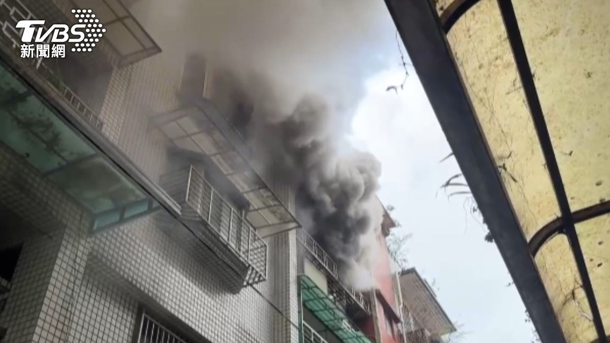 基隆民宅起火燃燒，傷亡未明。（圖／TVBS）