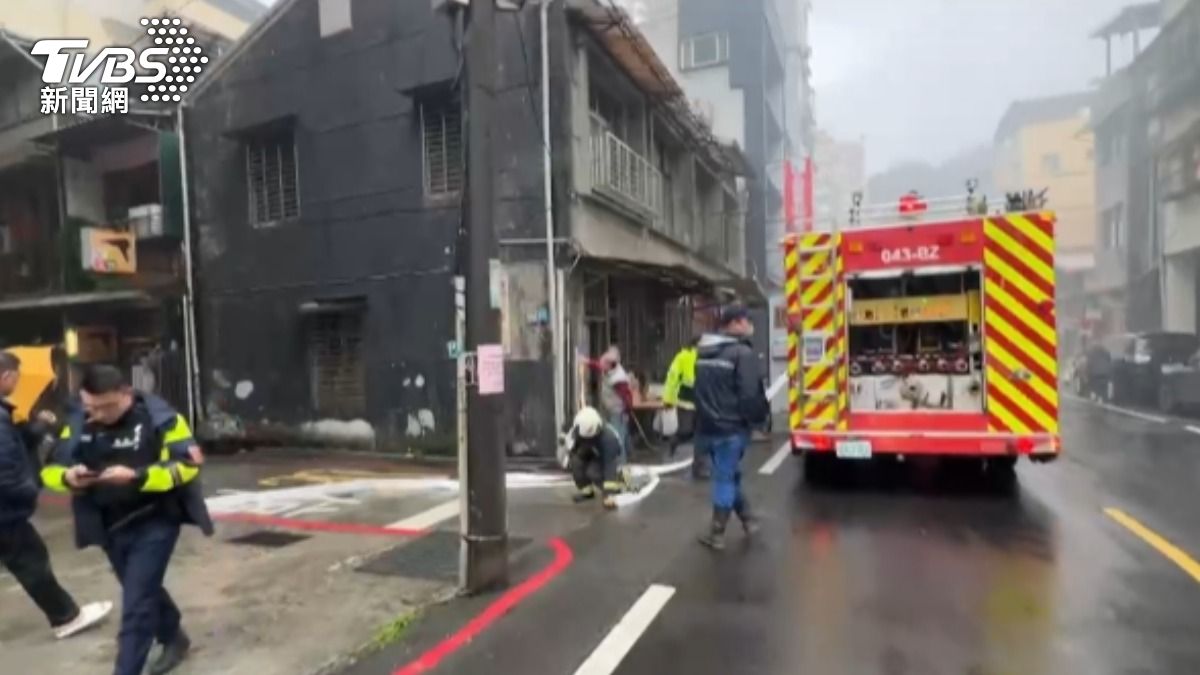 警消獲報趕抵現場救援。（圖／TVBS）