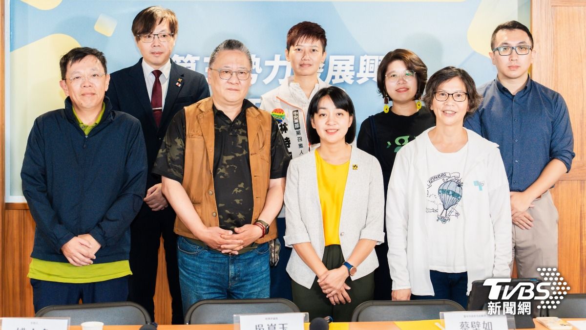 日前一場第三勢力興衰起落研討會，當時時代力量黨主席王婉諭、台灣綠黨發言人王彥涵、台灣基進黨主席王興煥、社會民主黨召集人徐雍、小民參政歐巴桑聯盟召集人林詩涵、臺中市政府市政顧問蔡壁如等人都到場。（圖／時代力量提供）