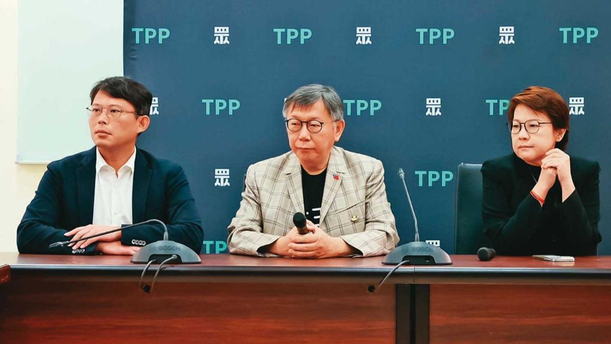 柯文哲（中）涉弊遭收押後，由黃國昌（左）接任民眾黨主席，傳出黃珊珊（右）曾在去年6月向柯抱怨黃國昌。（圖／民眾黨提供）
