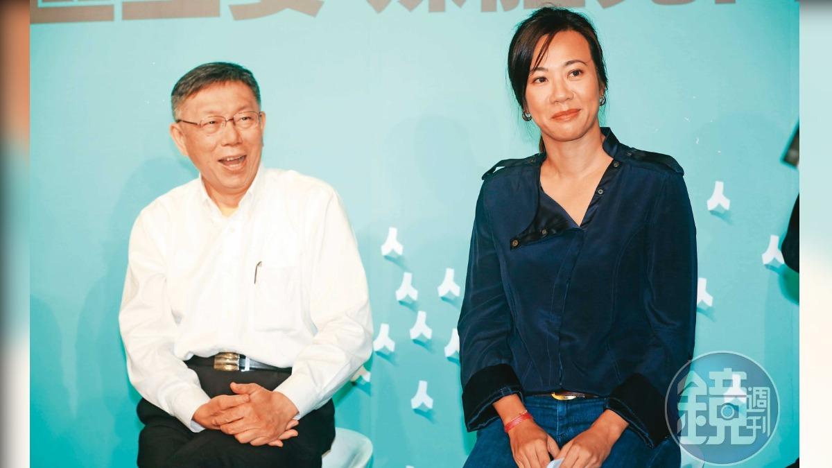 柯文哲（左）2023年宣布與新光大公主吳欣盈（右）搭檔競選後，曾擔心與吳欣盈合照的海報不利募款。（圖／鏡週刊）