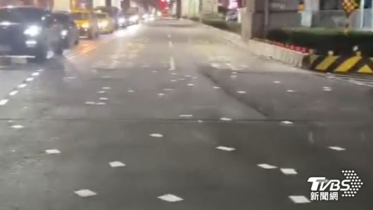 出貨單滿天飛，灑滿快慢車道。（圖／TVBS）