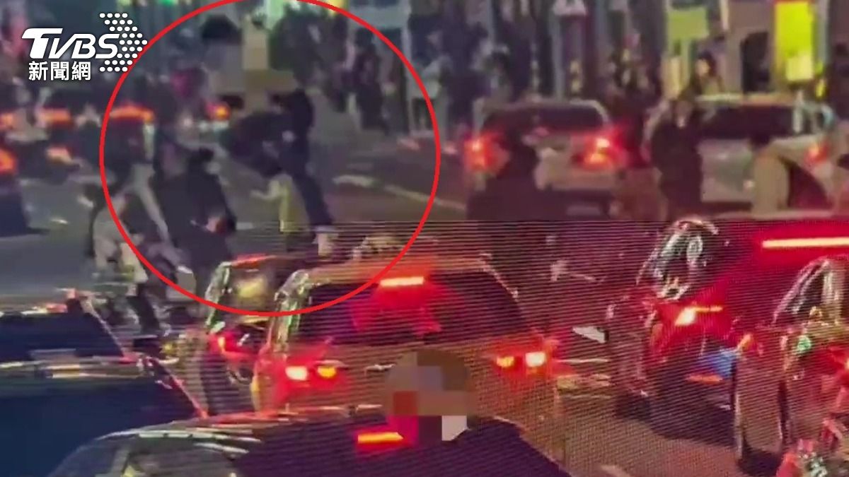 男子爬上車頂做出毀損行為。（圖／TVBS）