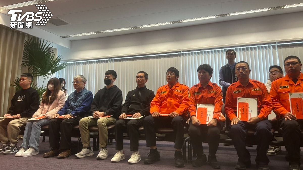 新光三越氣爆案，11名英雄捨身救人，今日有10人接受表揚。（圖／林冠丞攝）