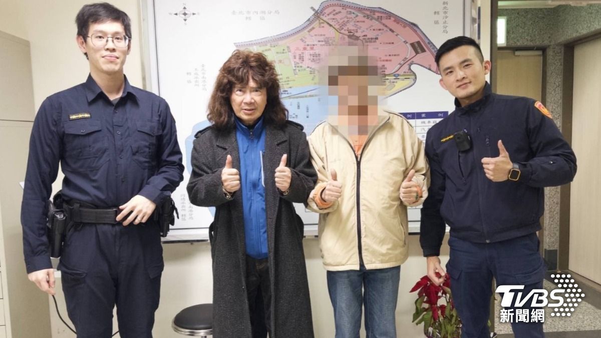 警聯繫計程車司機，將錢包送還舞棍阿伯。（圖／TVBS）