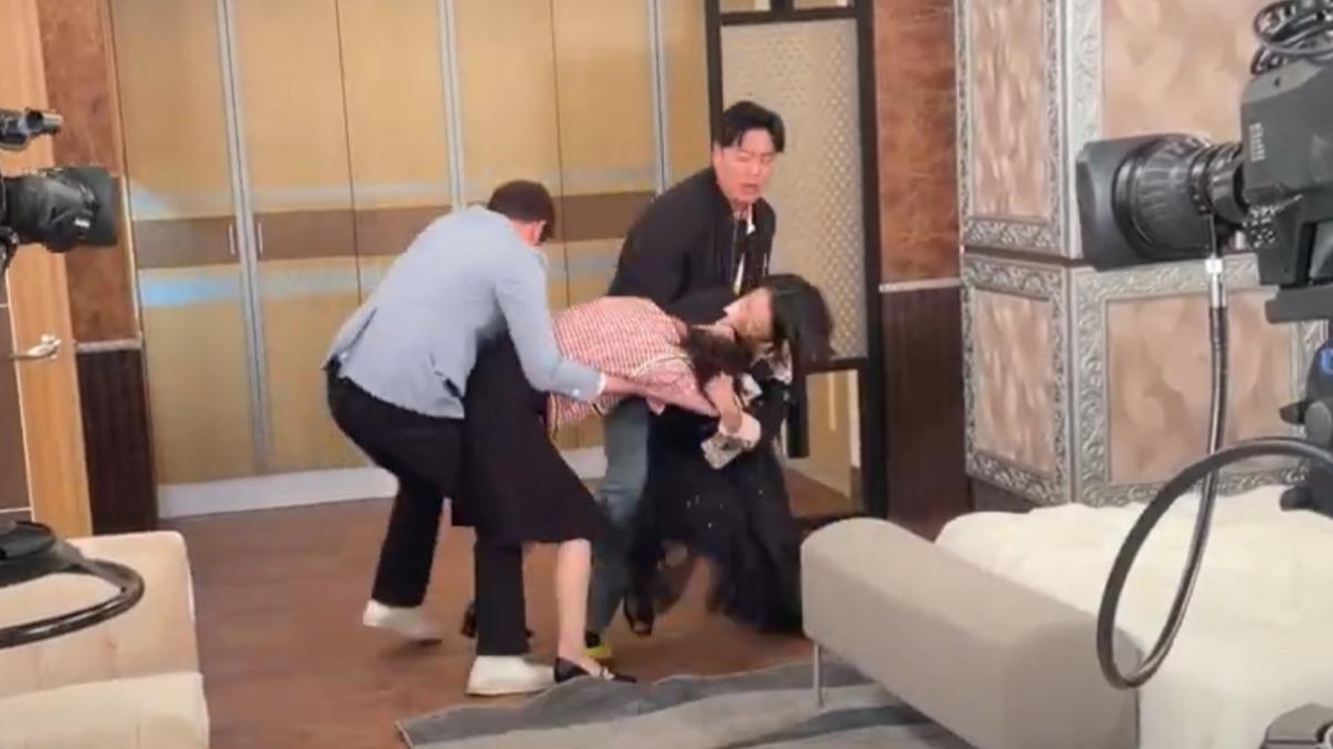 劉至翰曬出片場花絮，還原侯怡君與楚宣的互毆過程。（圖／翻攝自劉至翰YT）