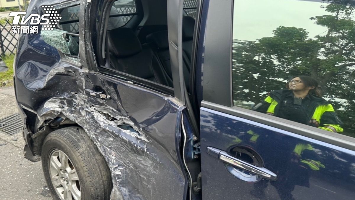 該輛轎車右後方被撞爛。（圖／TVBS）