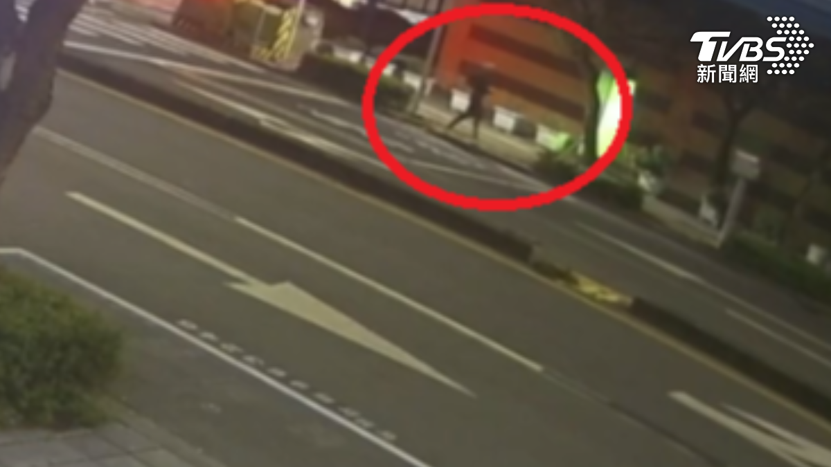 日籍男子連夜逃出旅館，在外露宿街頭2日才報警。（圖／民眾提供）