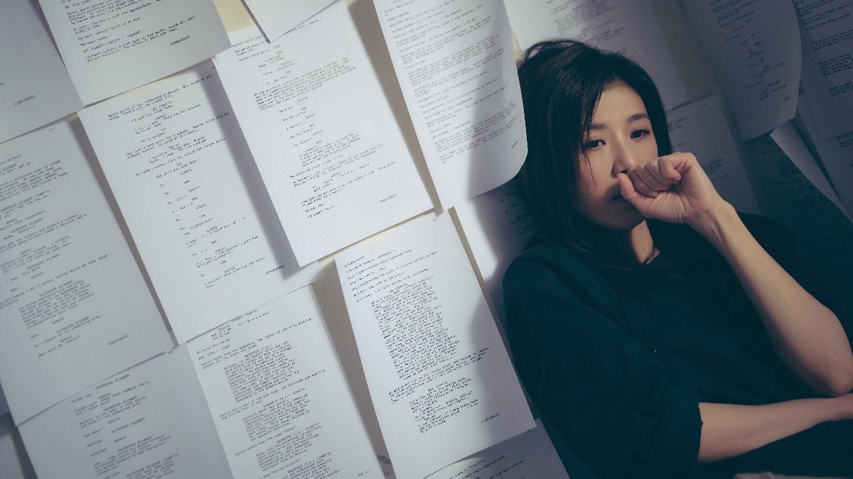 蘇慧倫在MV裡詮釋深受感情所困的狀態。（圖／相信音樂提供）