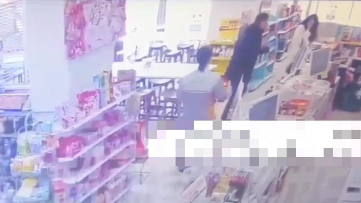翁男到超商隨機毆打女子。（圖／左：翻攝自社會事新聞影音）