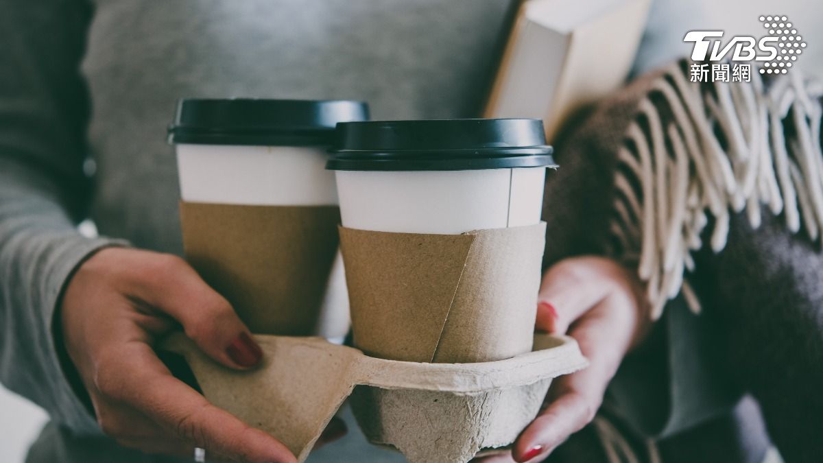 咖啡杯、杯套、杯蓋到底怎麼回收，小心丟錯挨罰。（示意圖／shutterstock達志影像）