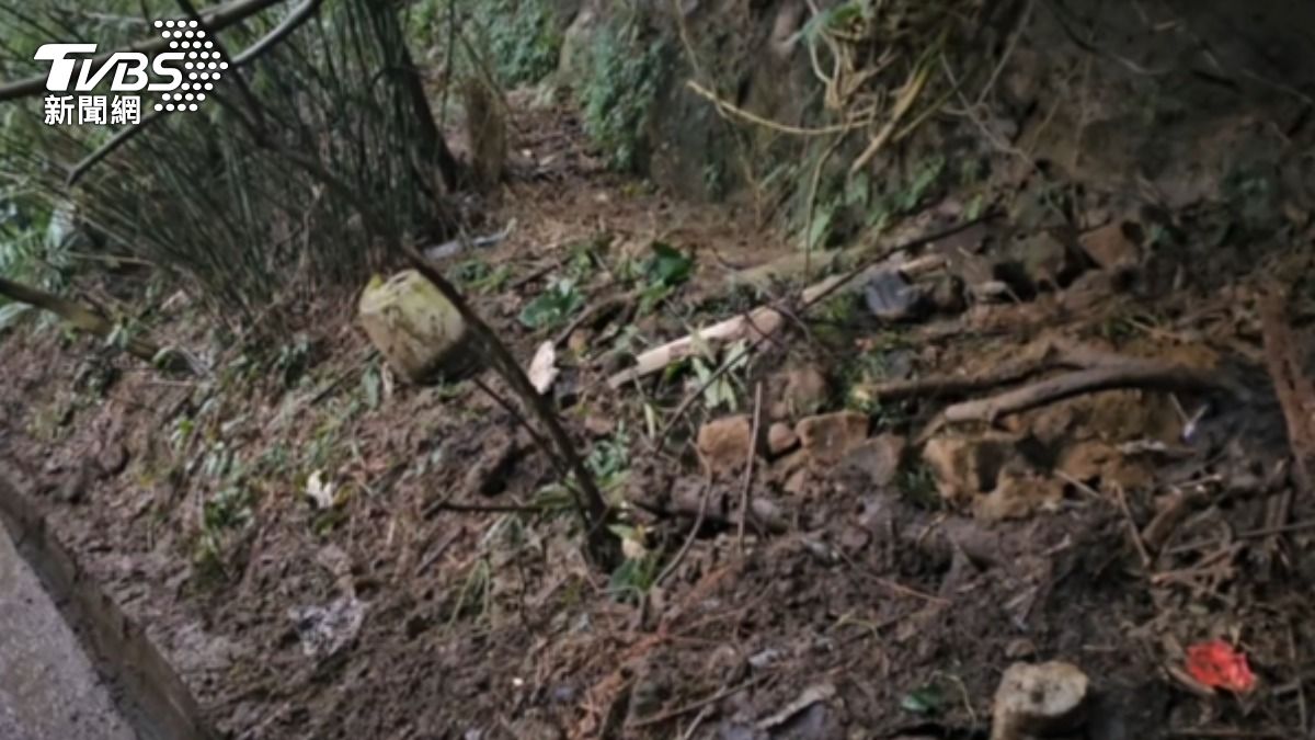 基隆一處山坡地驚見完整人類骨骸。（圖／TVBS）