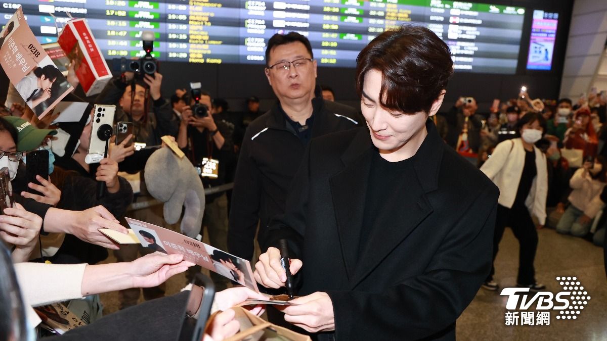 李浚赫現身桃園機場大廳後就不斷跟粉絲互動。（圖／黃城碩攝）