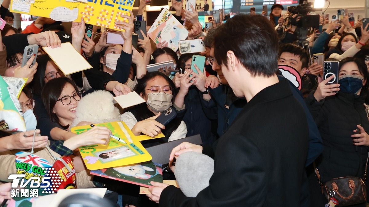有粉絲帶著愛犬來，李浚赫也上前互動。（圖／黃城碩攝）