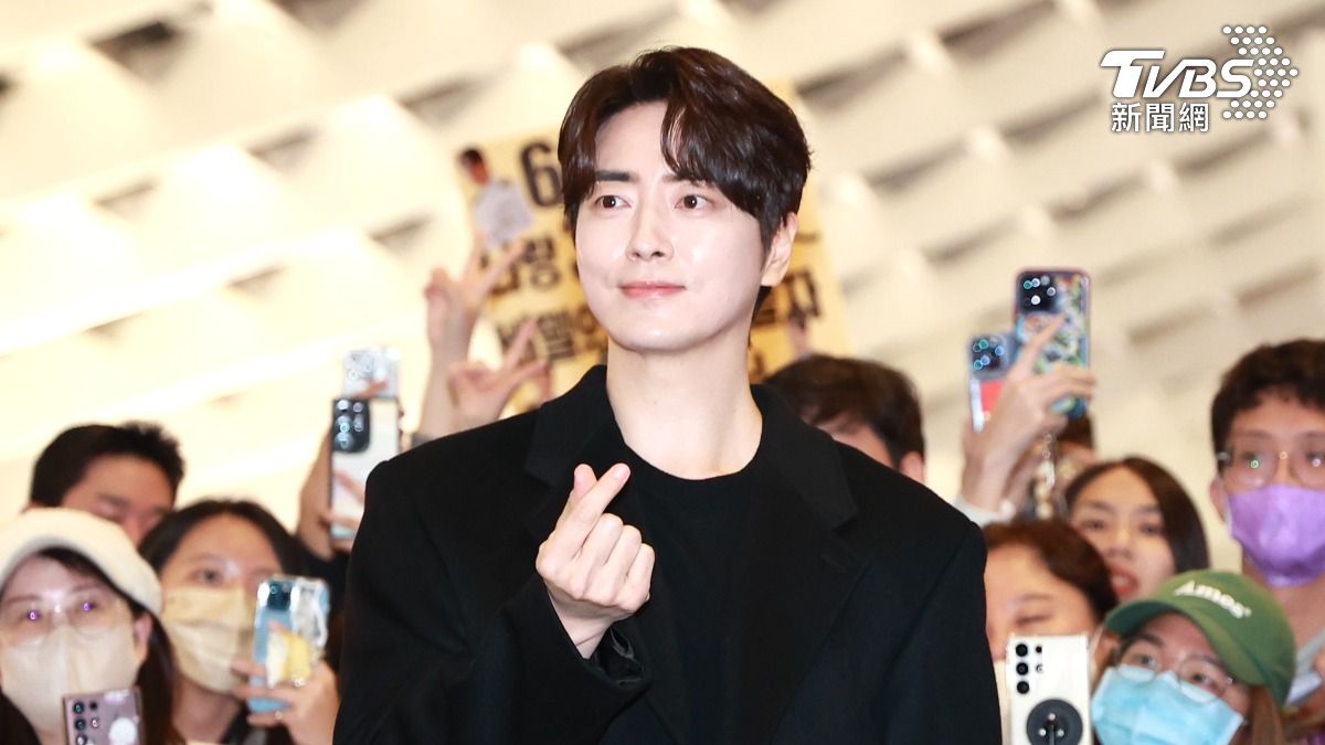 李浚赫放送手指愛心。（圖／黃城碩攝）