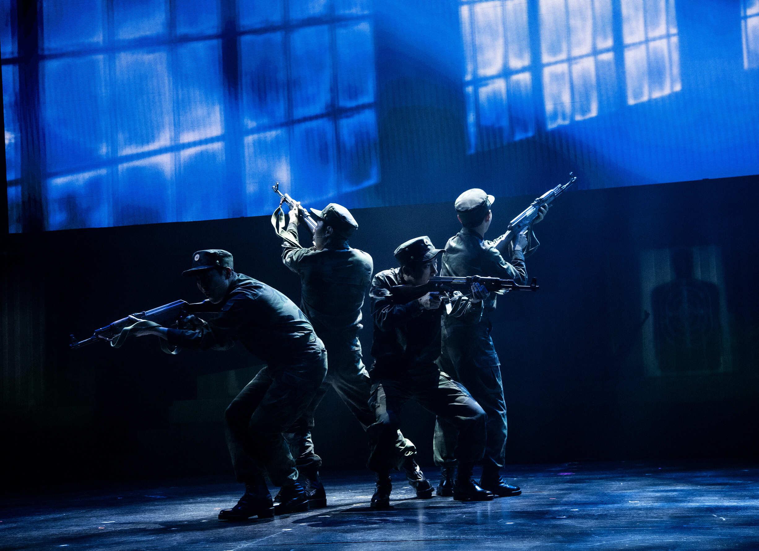 《愛的迫降：旗艦版》黃金配角「北韓F4」搞笑場面令人捧腹。（圖／甲上娛樂提供）