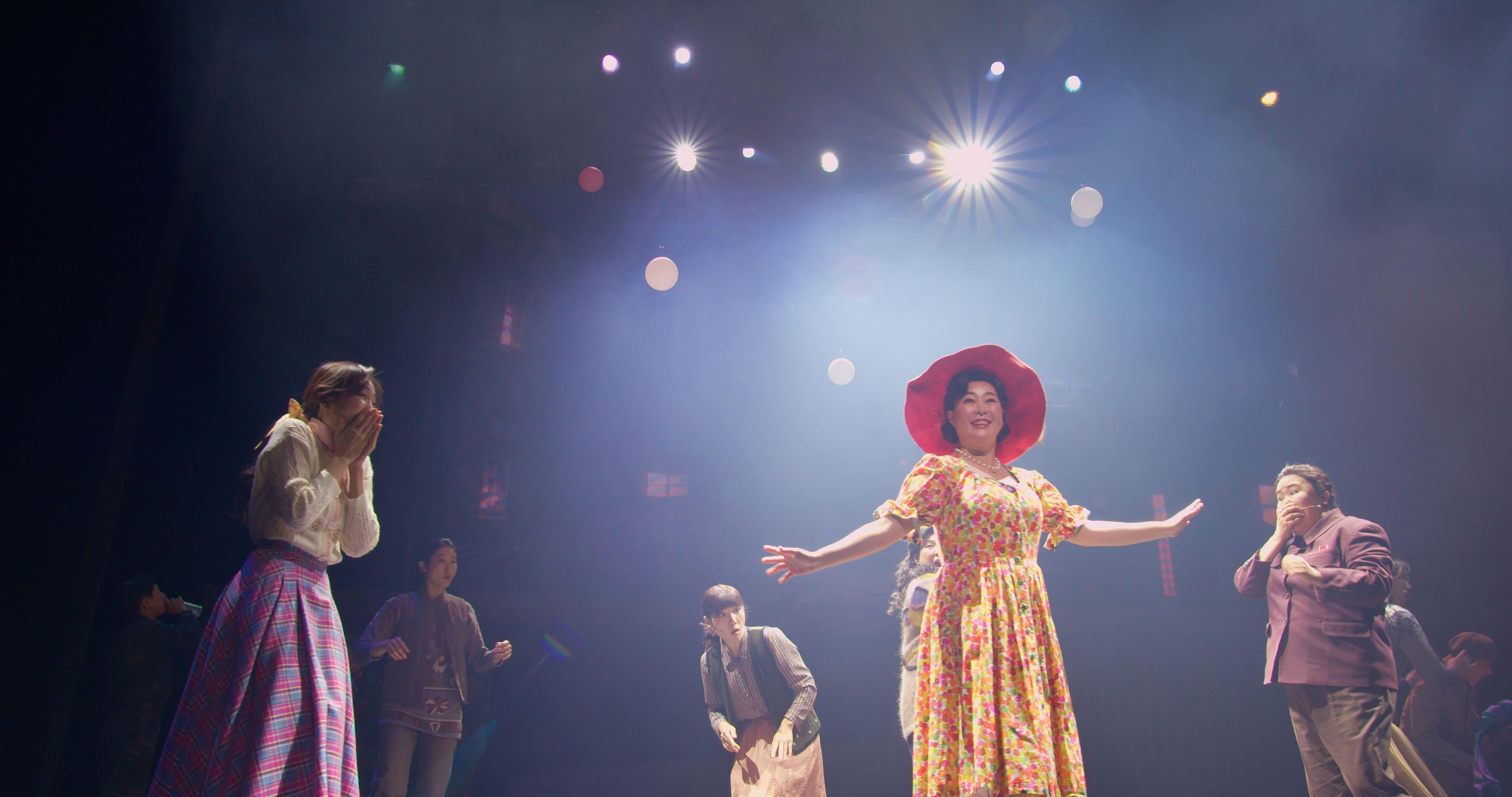 「北韓大媽團」個個演技炸裂，歌舞實力一流。（圖／甲上娛樂提供）