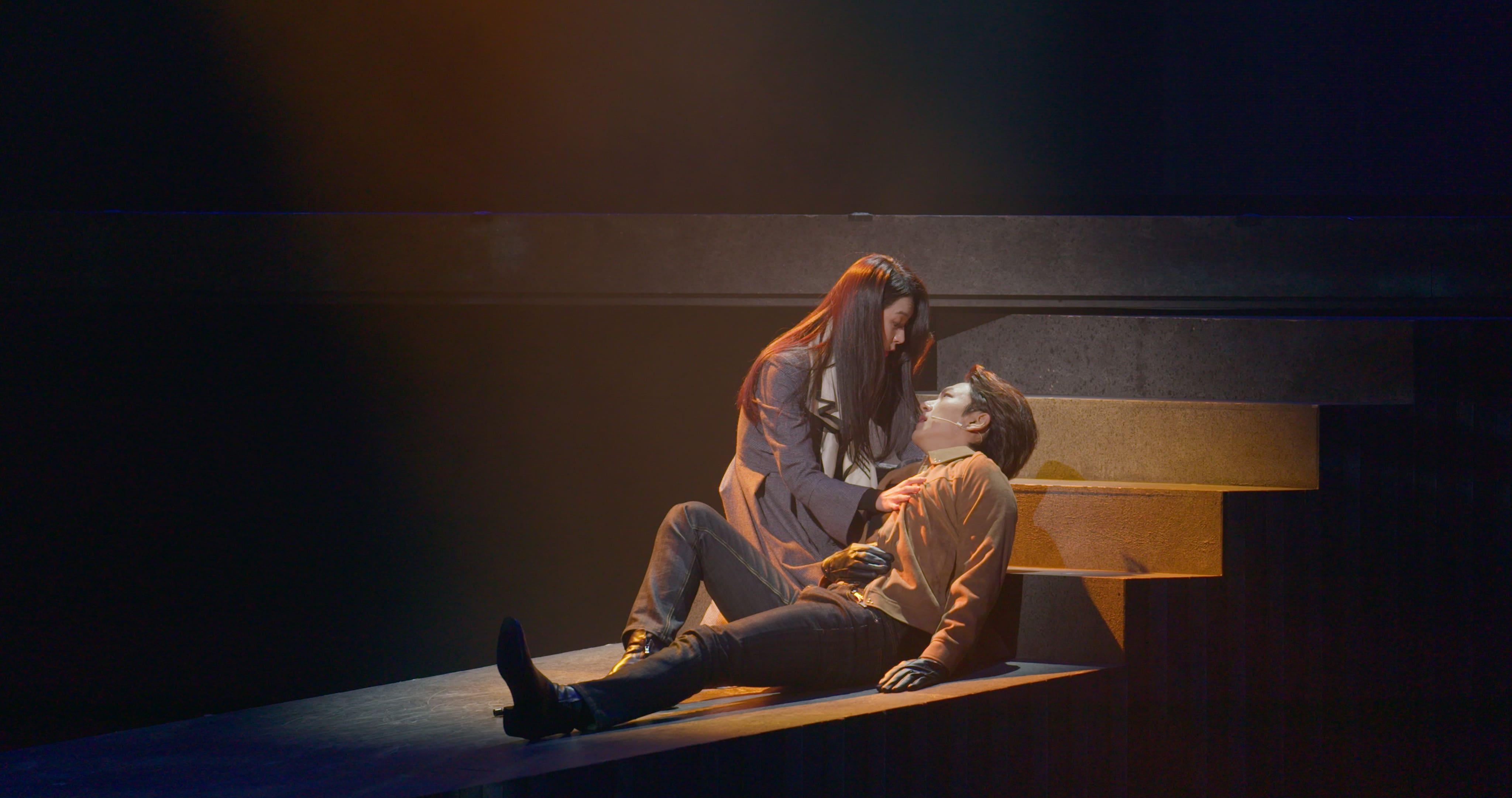 韓承倫（右）、宋主喜在《愛的迫降：旗艦版》有驚險刺激的槍戰動作場面。（圖／甲上娛樂提供）