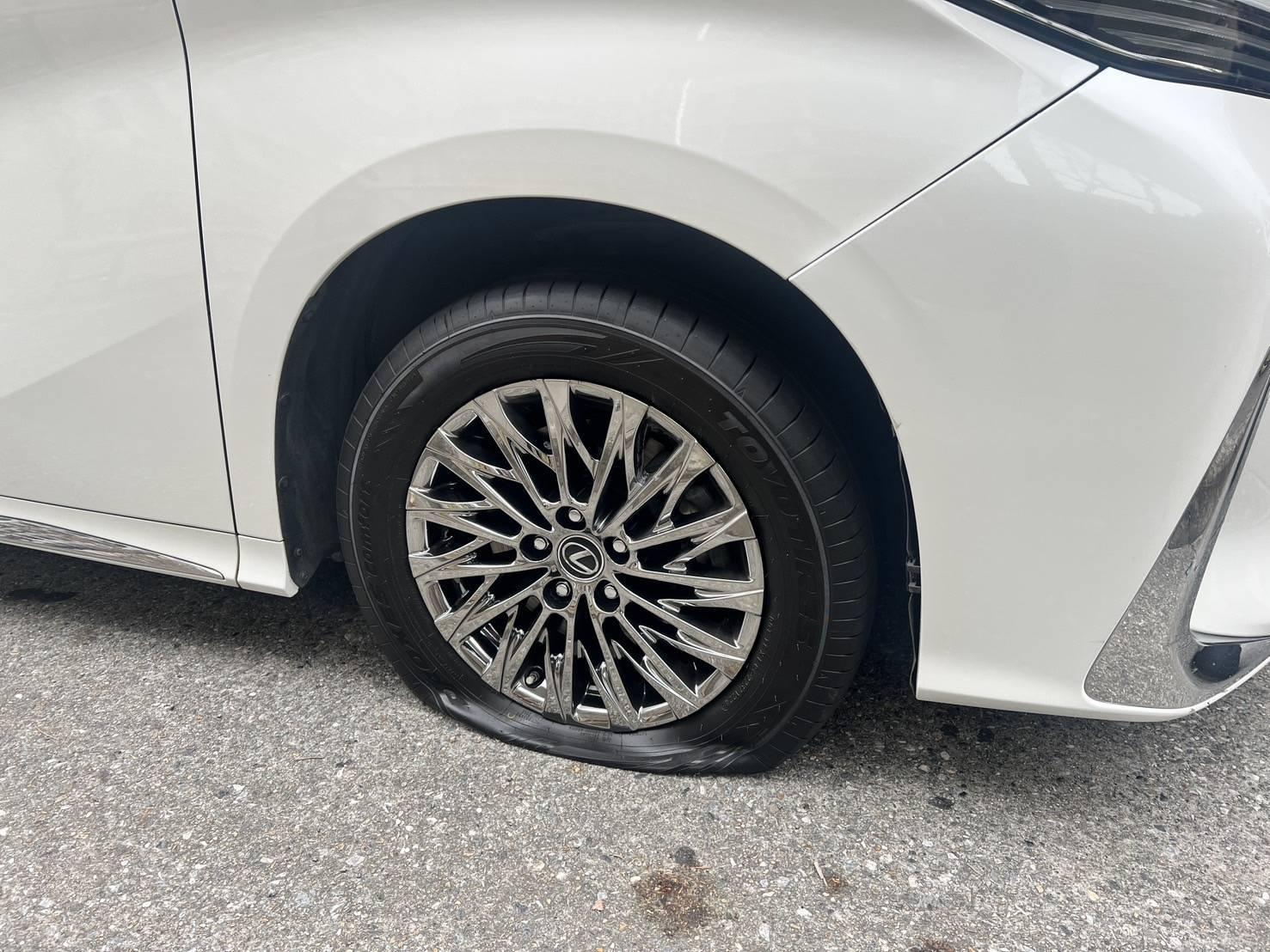 許男逃逸過程中，車輪遭開槍擊破。（圖／TVBS）