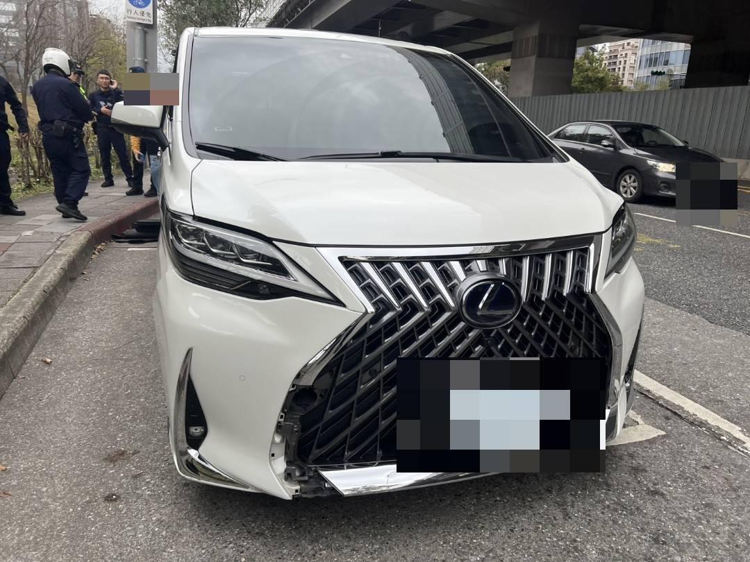 許男車輛因衝撞警用機車凹陷。（圖／TVBS）