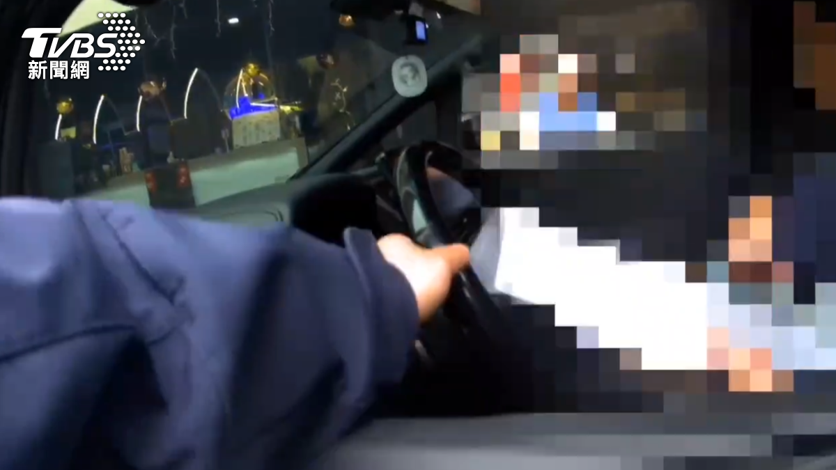 許男拒絕接受盤查駕車逃逸。（圖／TVBS）