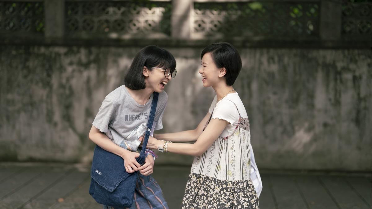 項婕如、陳姸霏在片中的溫暖友誼十分動人。（圖／興揚電影提供）