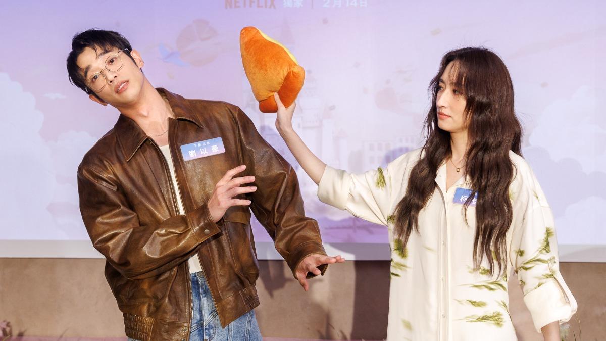 劉以豪（左）、柯佳嬿重現劇中「怒砸披薩」經典橋段。（圖／Netflix提供）