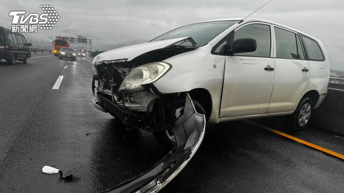 白色車輛車頭近乎全毀，還撞上周邊護欄。（圖／TVBS）