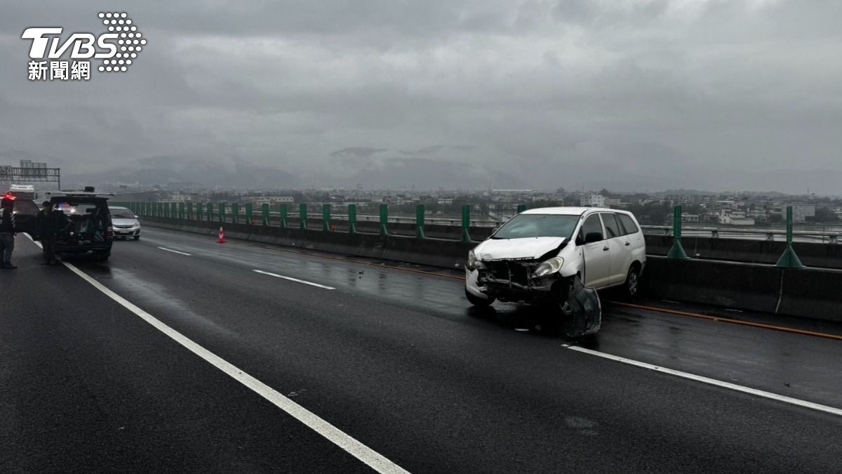 國道上兩車發生追撞車禍。（圖／TVBS）